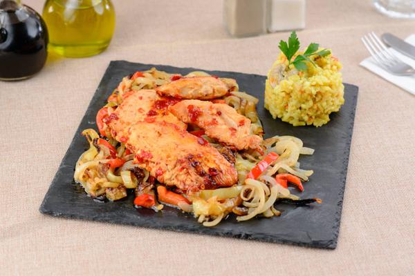 Piept de Curcan Picant cu Dulceata de Ardei Iute, Legume la Tigaie si Orez Taranesc